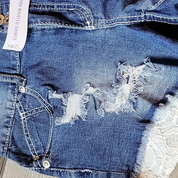 Rue 21 Curvy Distressed Shorts Size 9/10 - Picture 2 of 9